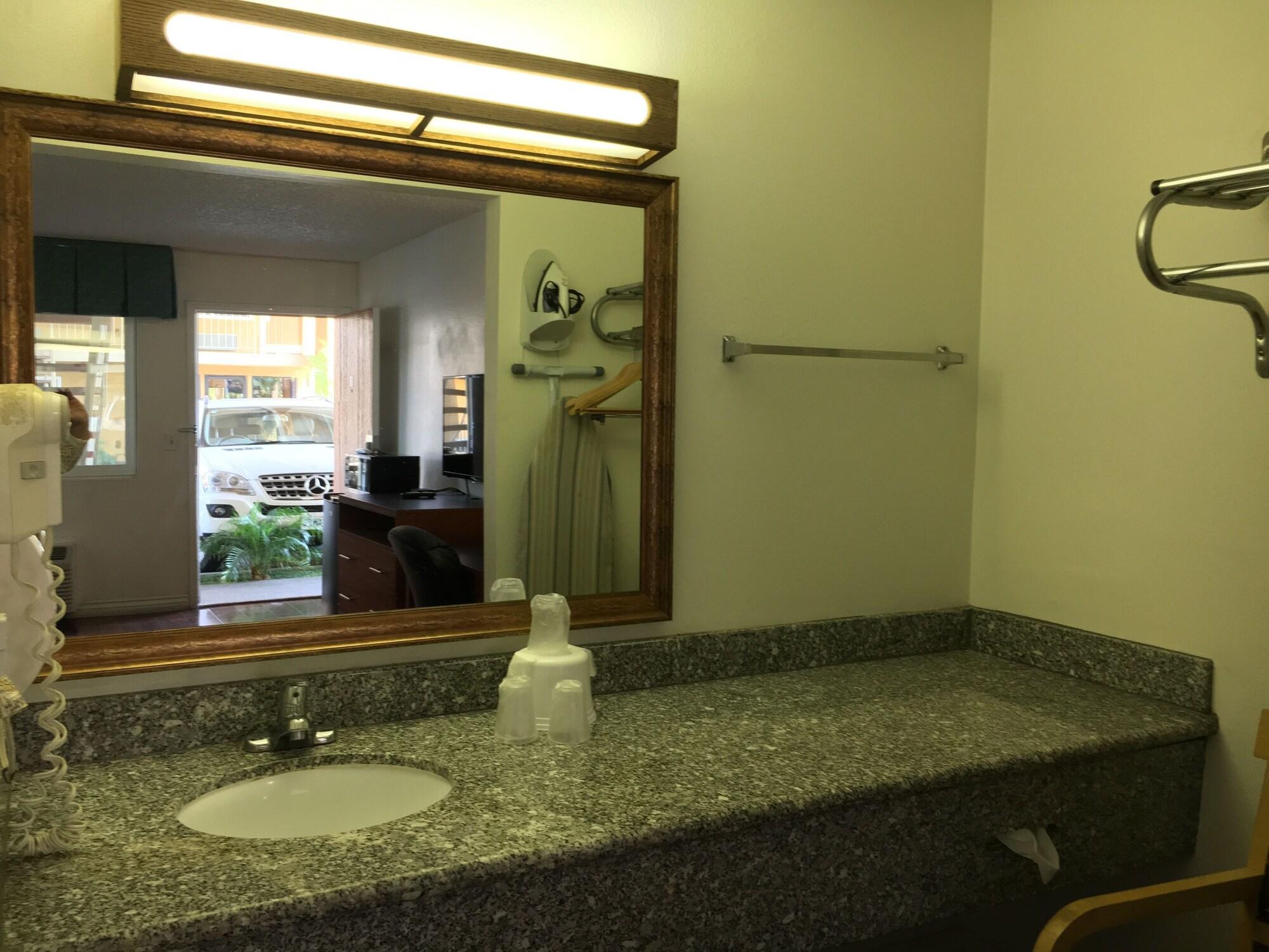 Riverside Inn & Suites 외부 사진